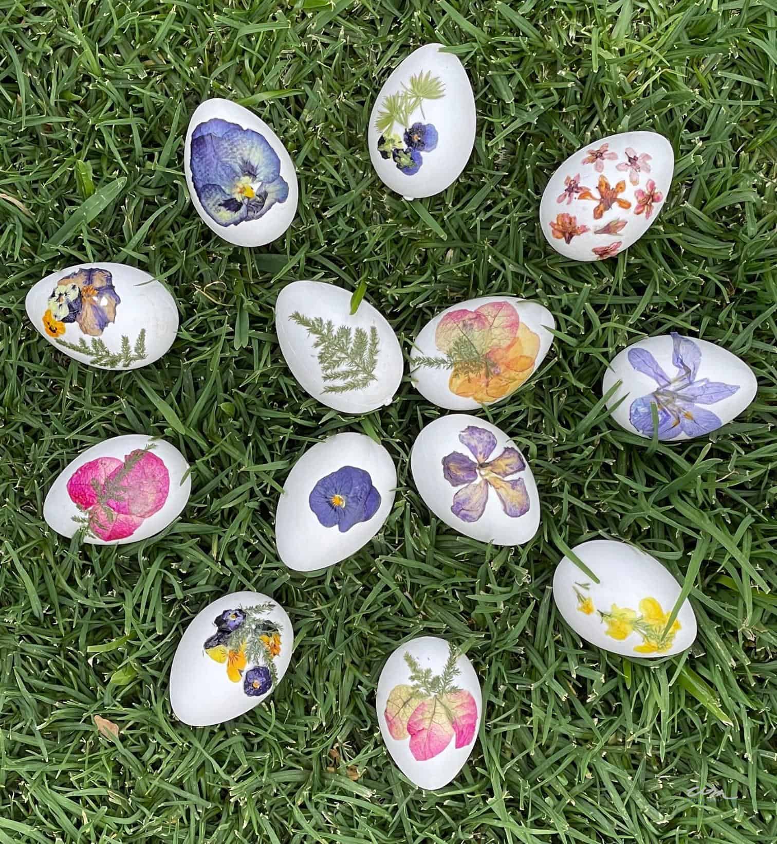 Dried Flower Easter Egg Decorating Ideas