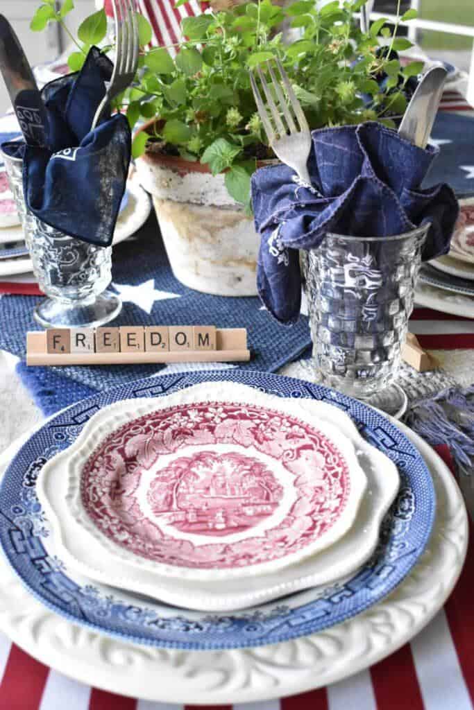 Fourth of July table scape from Vin tagehomedesigns
