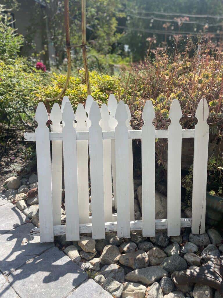 an old picket fence from a neighbor's yard was a great find for my latest project - a DIY Garden Art Easel