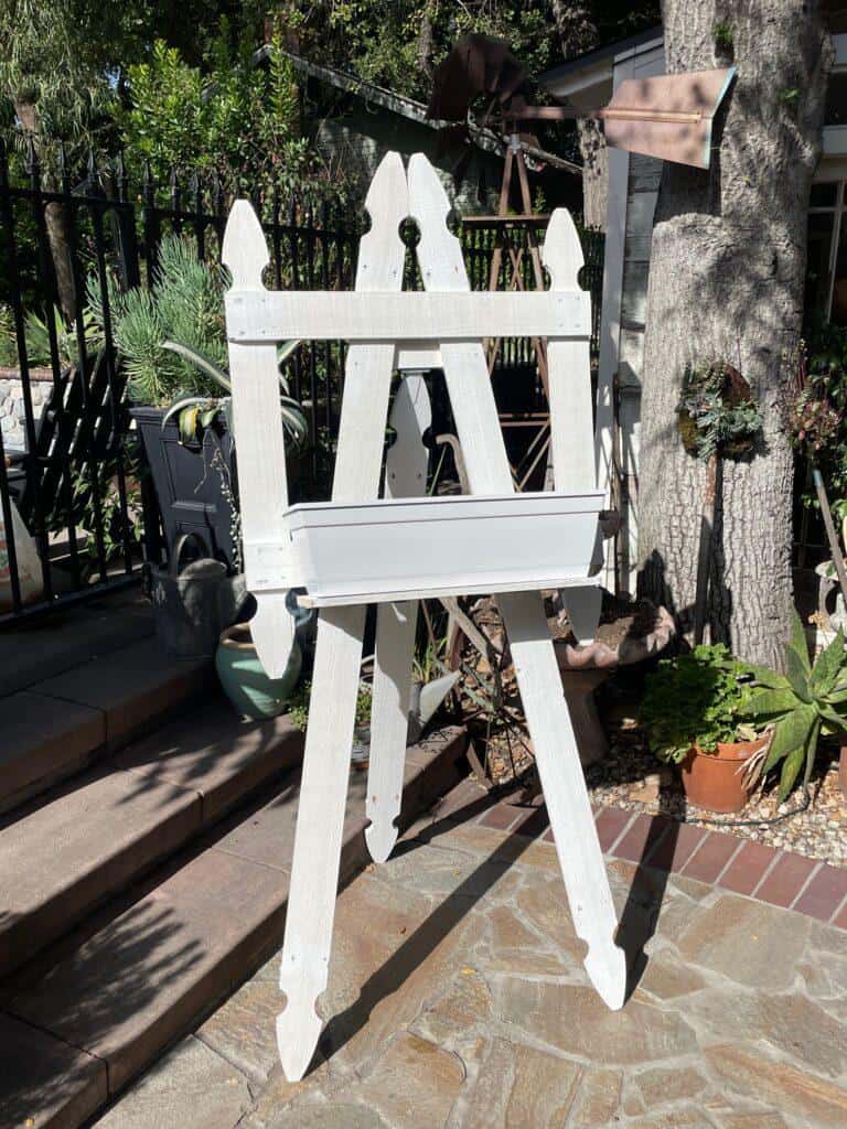 Upcycle a picket fence-an old picket fence from a neighbor's yard was a great find for my latest project - a DIY Garden Art Easel