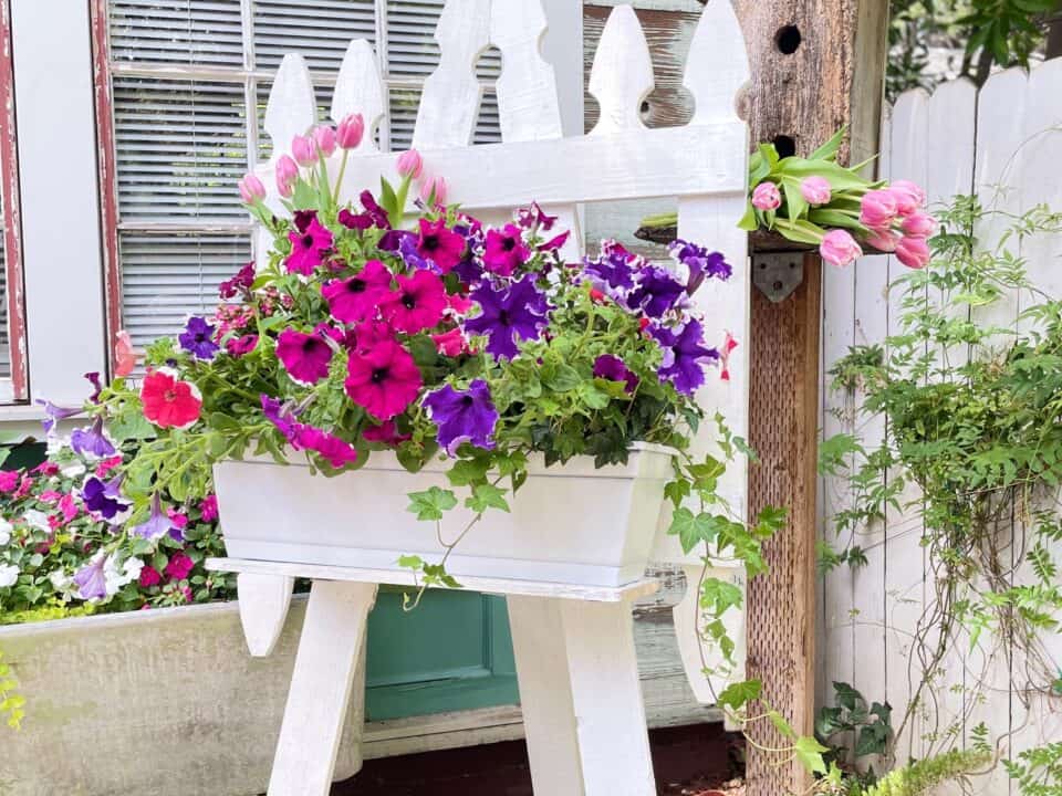 DIY Garden Art Easel from Picket Fence Pieces