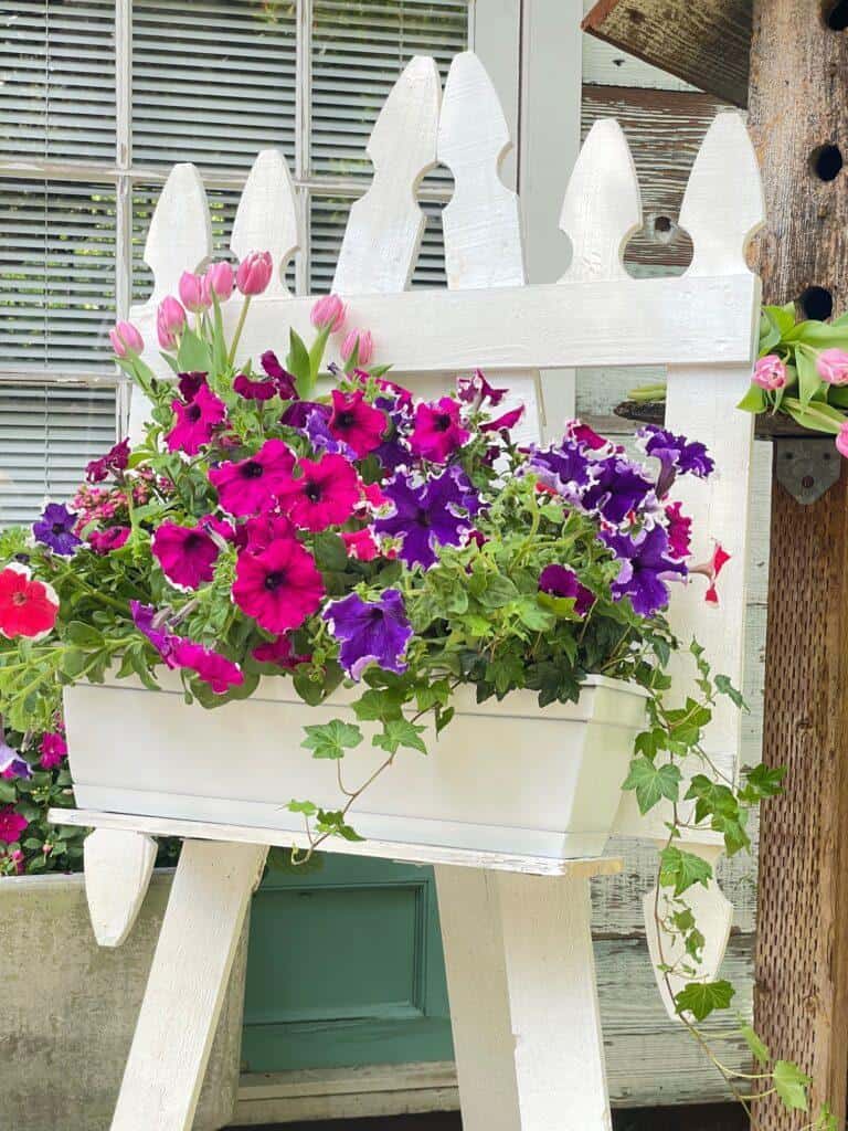 Upcycle a picket fence-DIY Garden Art Easel