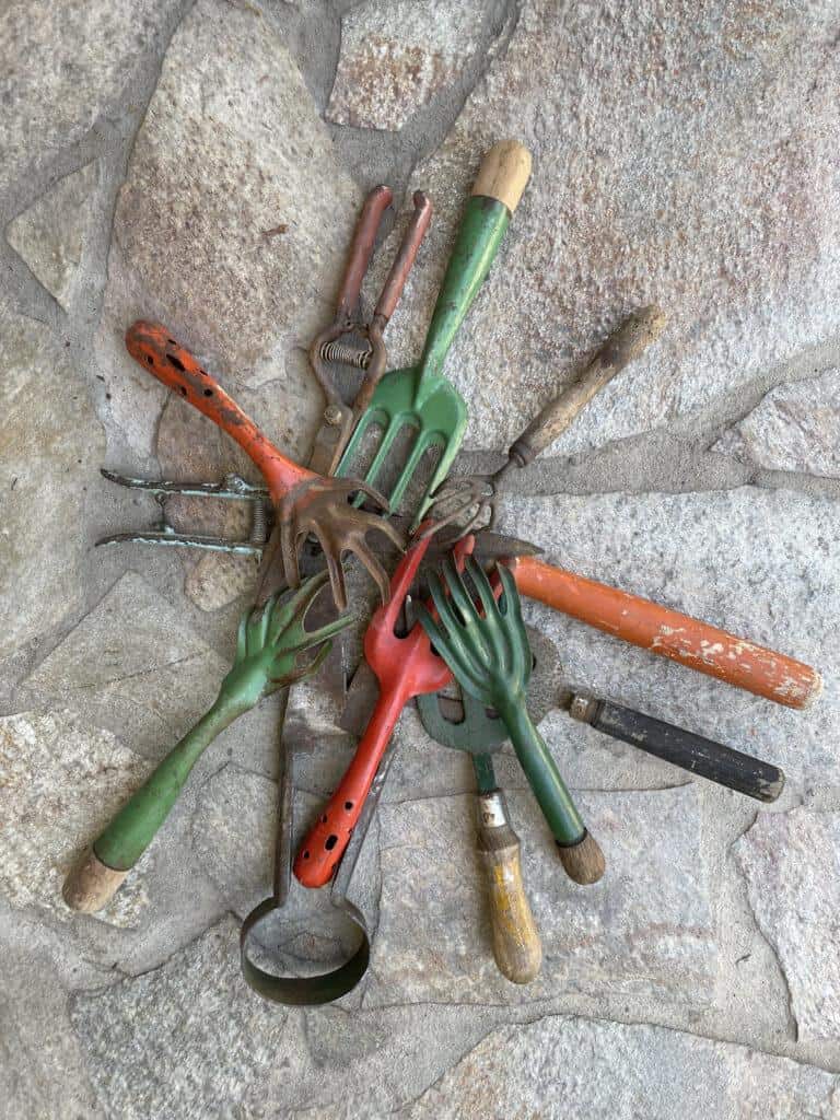 Use vintage garden tools to make the Best DIY Outdoor Wall Clock for the Garden