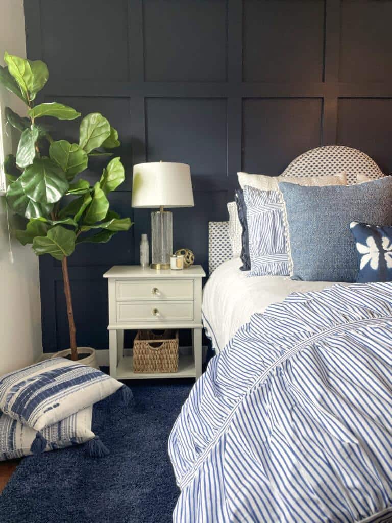 Guest bedroom accent wall in navy blue 