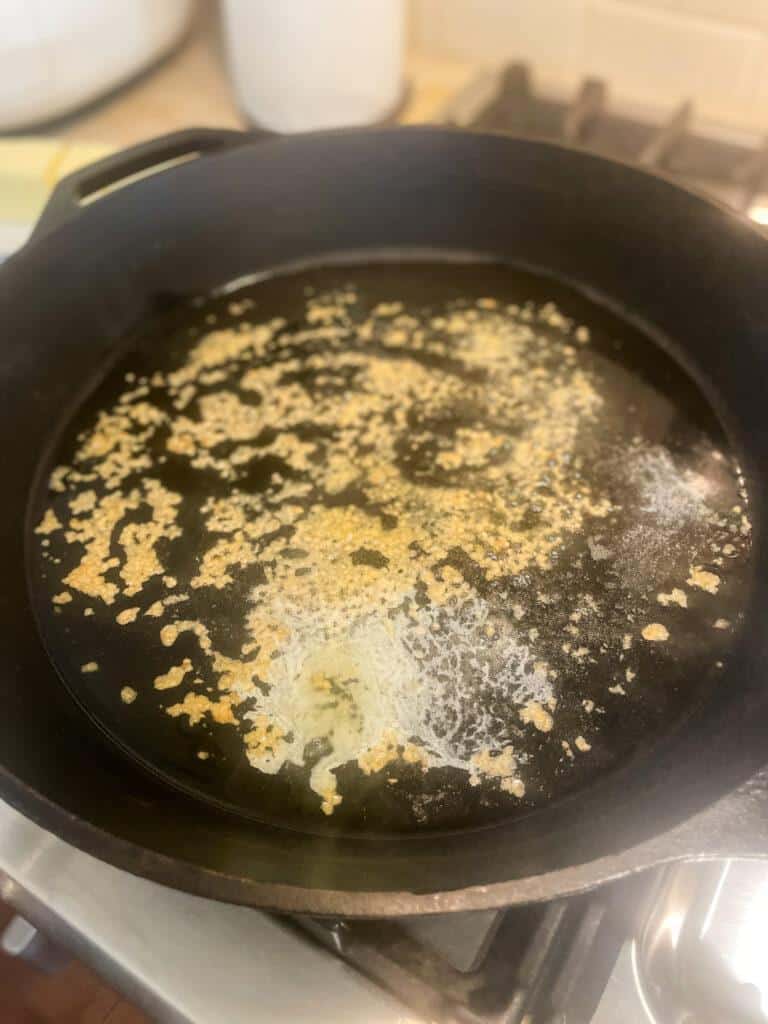skillet with olive oil and garlic 