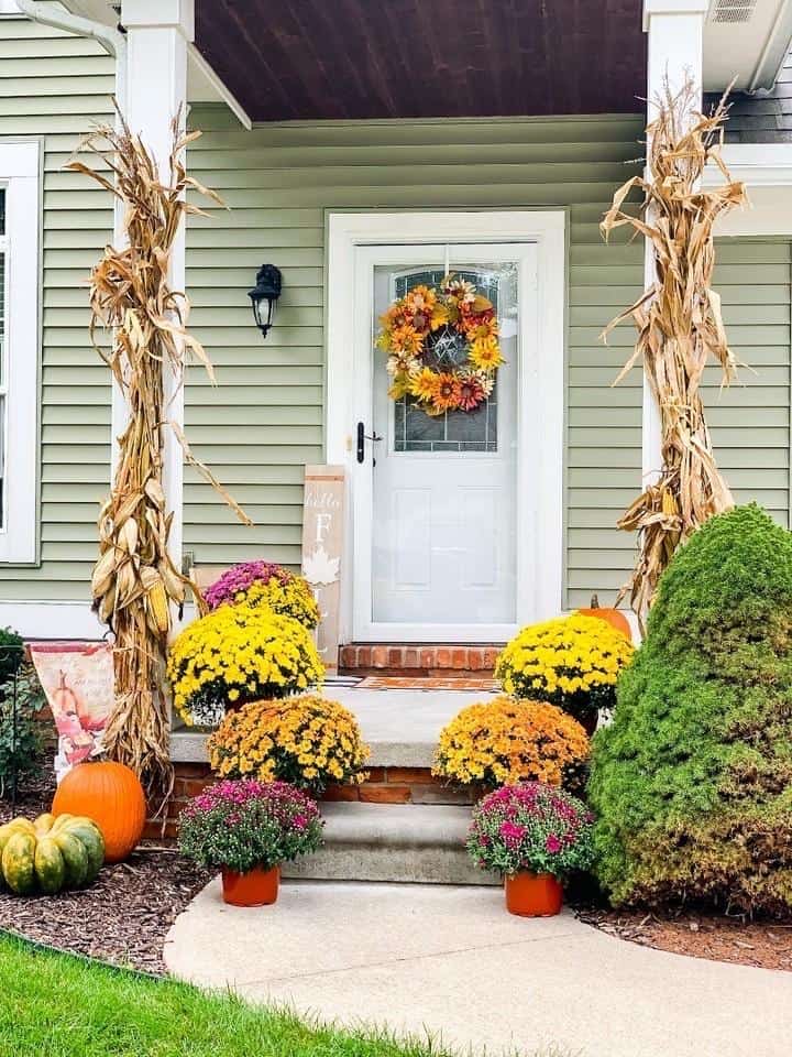 making your front porch like fall with mums 