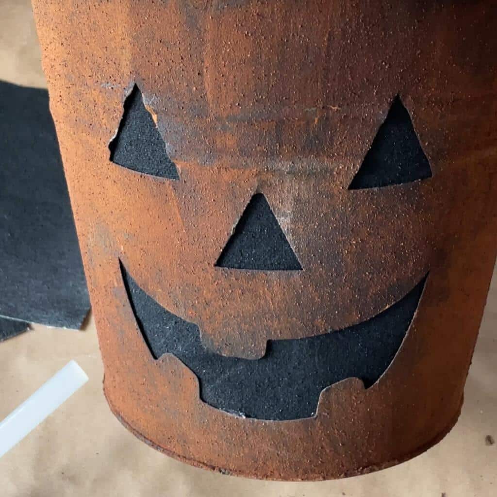 Creating a rusty pumpkin bucket with cinnamon 