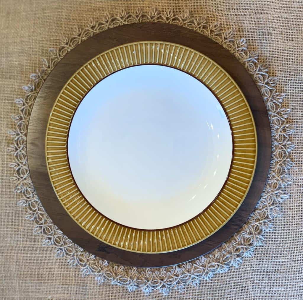 Bico dinner plate with gold textured rim