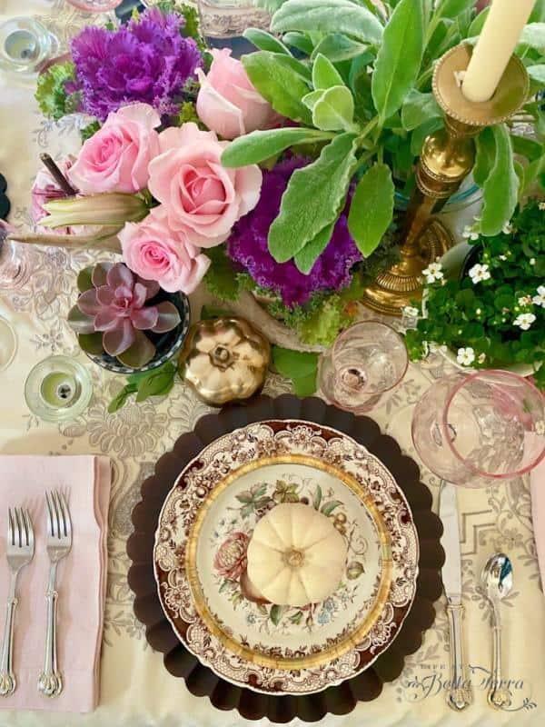 Fresh and romantic Thanksgiving table setting 