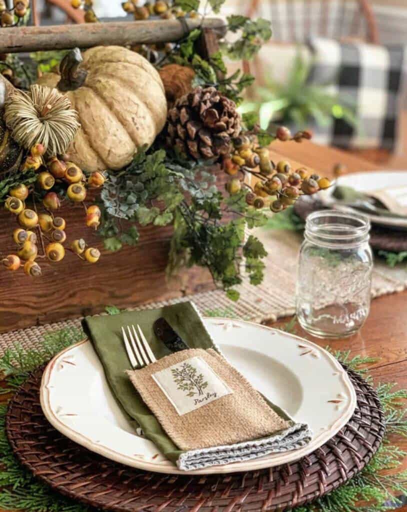 Tablesetting for Thanksgiving party in neutral tones 