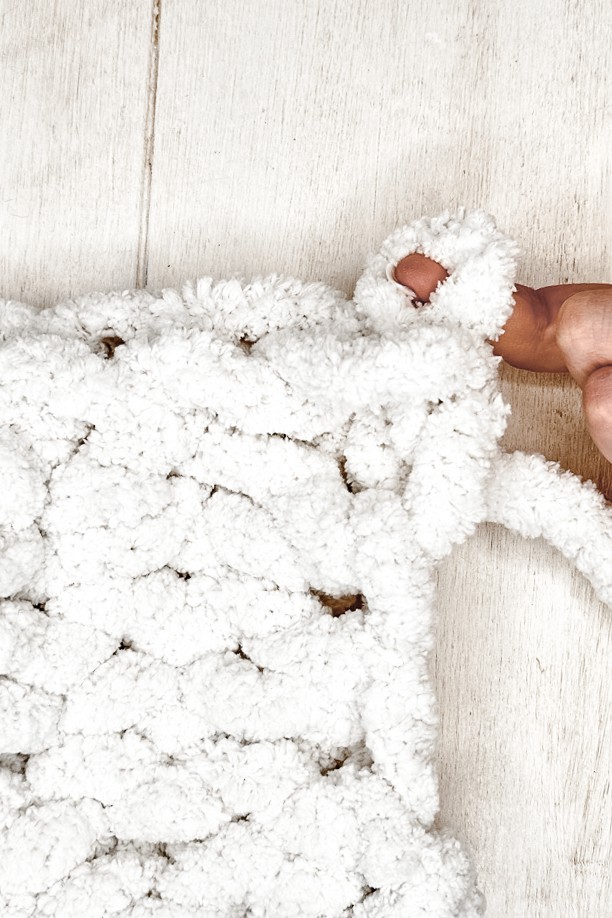 Dive into the world of warmth and luxury as we guide you through the best chunky yarns, ensuring your DIY blanket becomes a cozy haven.