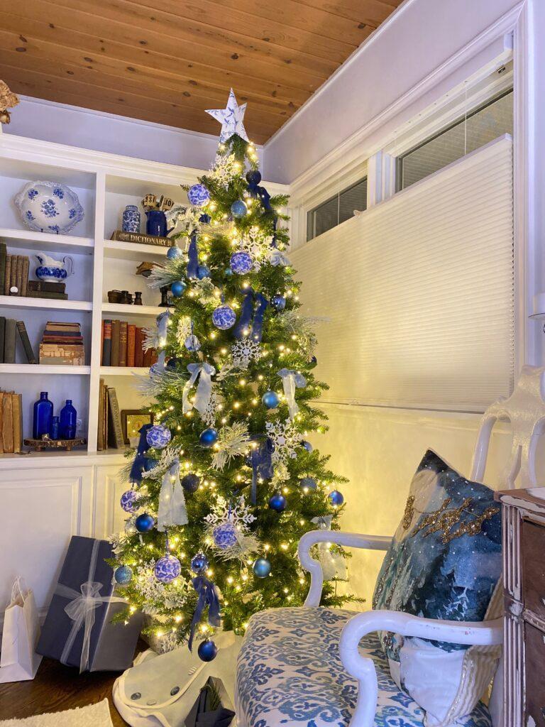  Christmas decoration theme ideas-Blue and white Christmas Tree