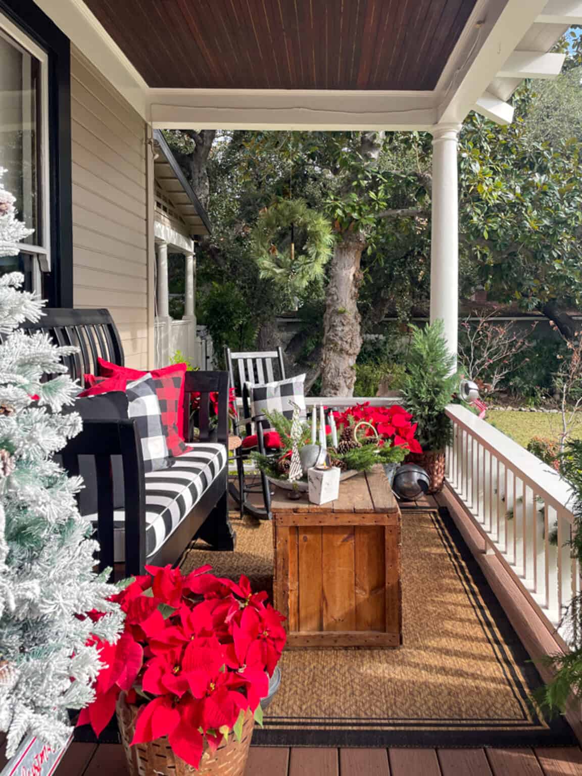 How to Create Beautiful Outdoor Christmas Porch Decorations