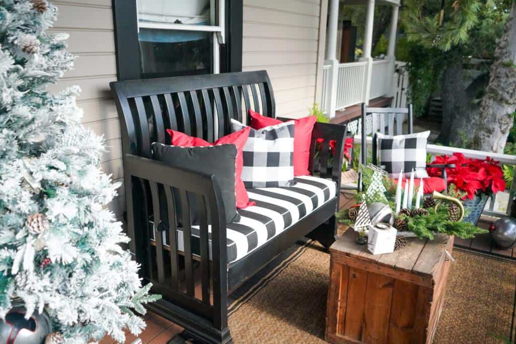 Outdoor pillows for decorating the porch 