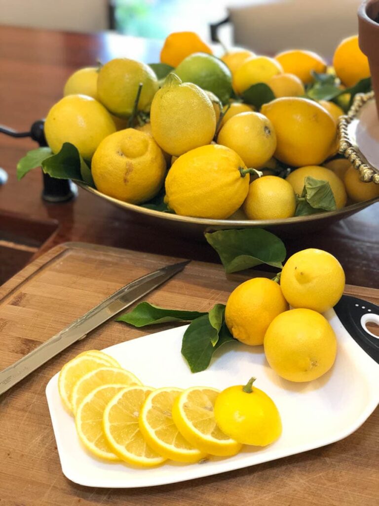 lemon and lemon slices 