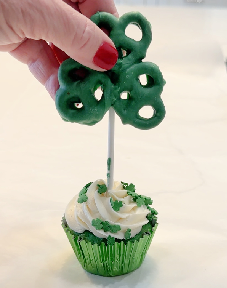 Shamrock pretzel cupcakes 