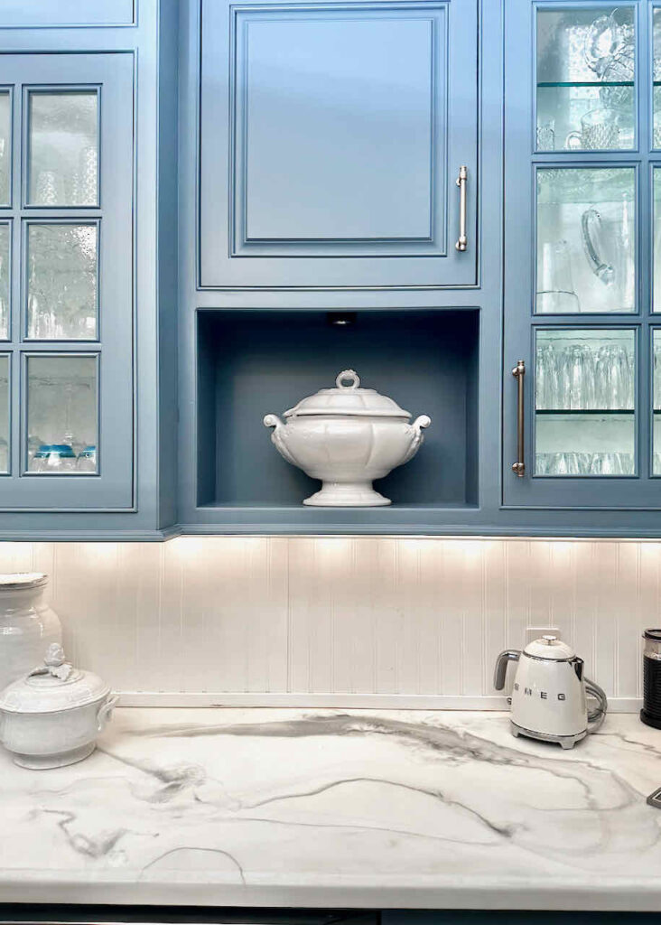 Butler's Pantry design ideas -Blue cabinets and white counter tops