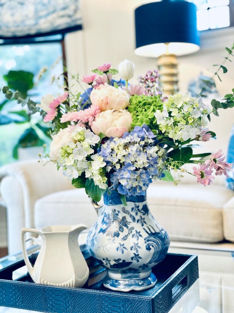 21 ways to decorate with hydrangeas-flower arrangement with hydrangeas