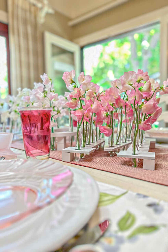 Pink and white sweet peas create a centerpiece using the word MOM. 