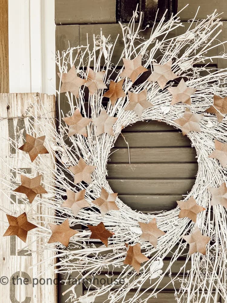 How To Make 27 Unique Summer Front Door wreaths And More-A white grapevine wreath embellished with handmade gold stars. 