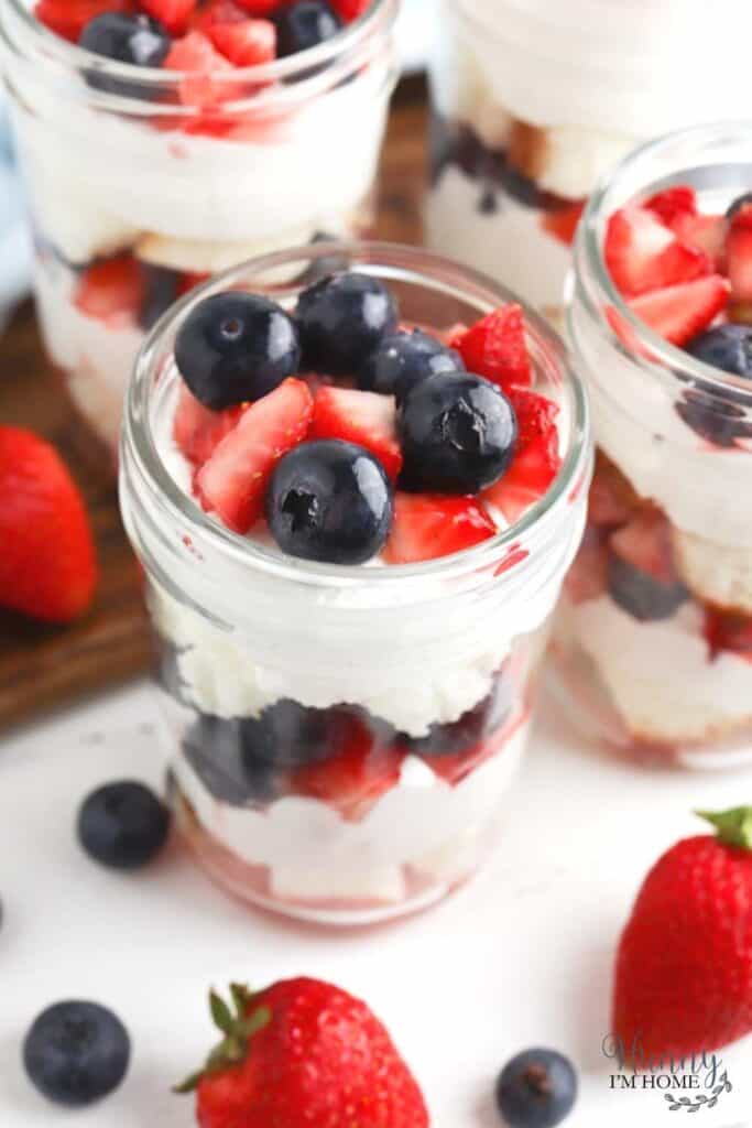 overnight oats with yogurt and berries 