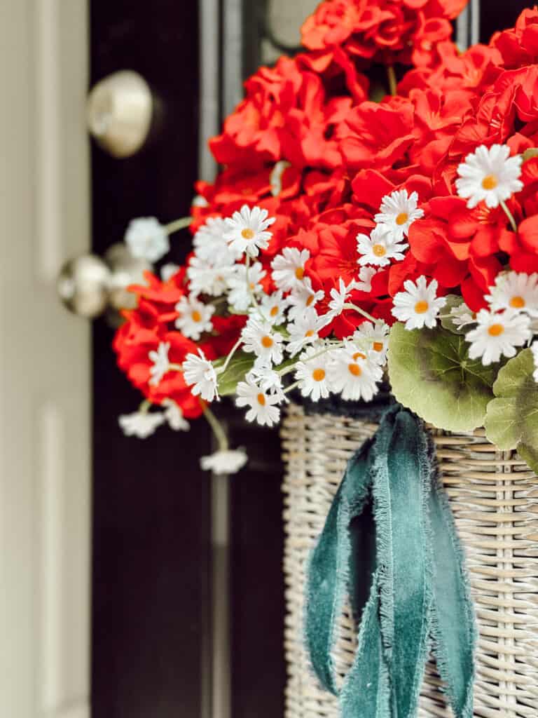 15 ideas to craft for the summer Hanging a basket on the front door 