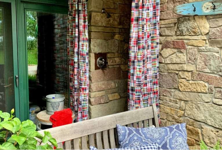 15 ideas to craft for the summer - outdoor patio with a privacy curtain around the shower 