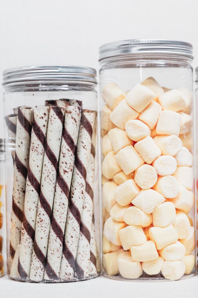 15 ways to style apotecary jars in the kitchen - cookies and marshmallows in a jar 