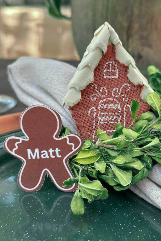 Gingerbread house name card holder for your Christmas table with a gingerbread man name card