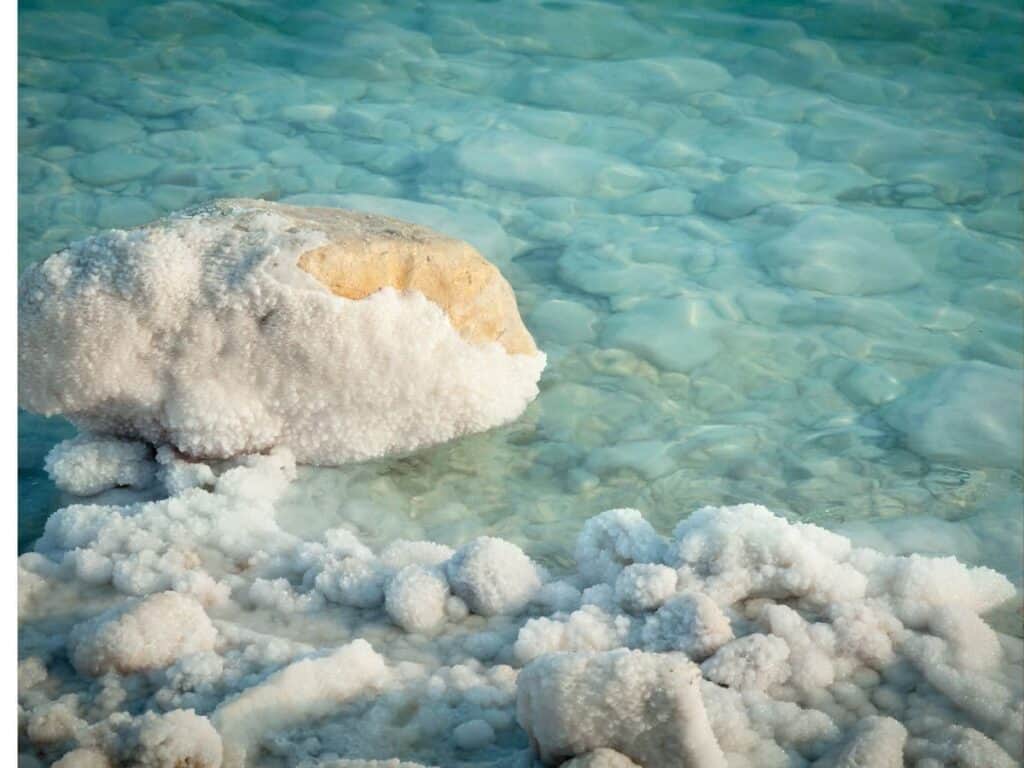A picture of the ocean with salt water.