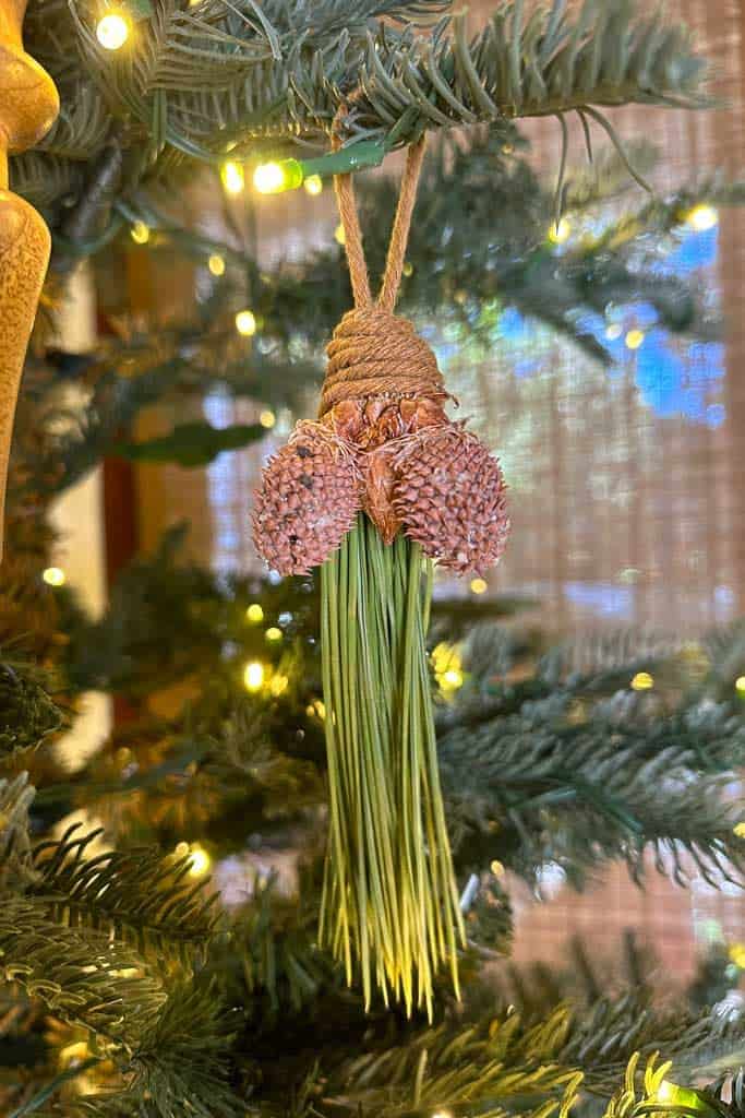 Pineneedle tassel making for the Christmas Tree