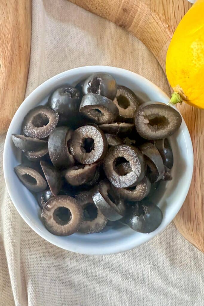 Sliced black olives to add as a topping to your nachos.