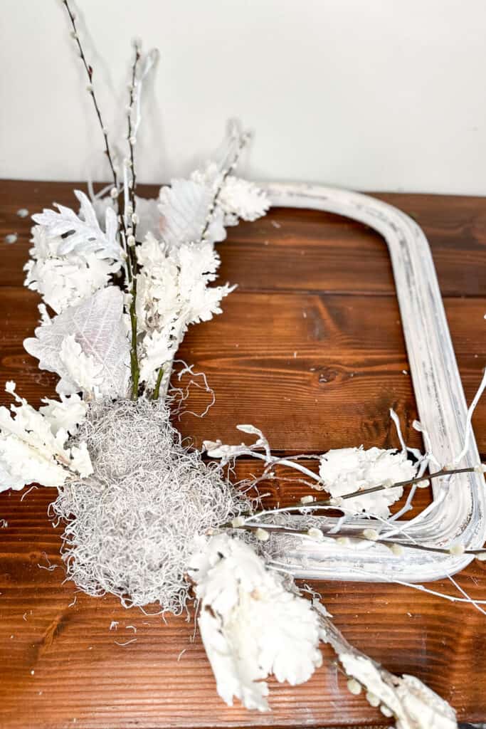 Add bleached oak leaves to create a winter wreath with wood flowers. 