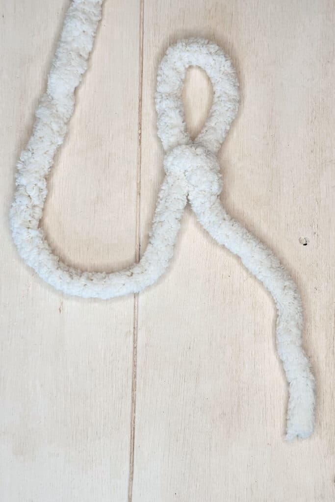 A simple slip knot made from the best chunky yarn to make a DIY blanket.