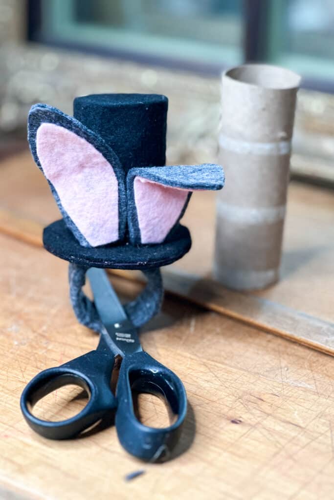 A napkin ring  attached to the top hat with the bunny ears to make an Ester napkin ring. 