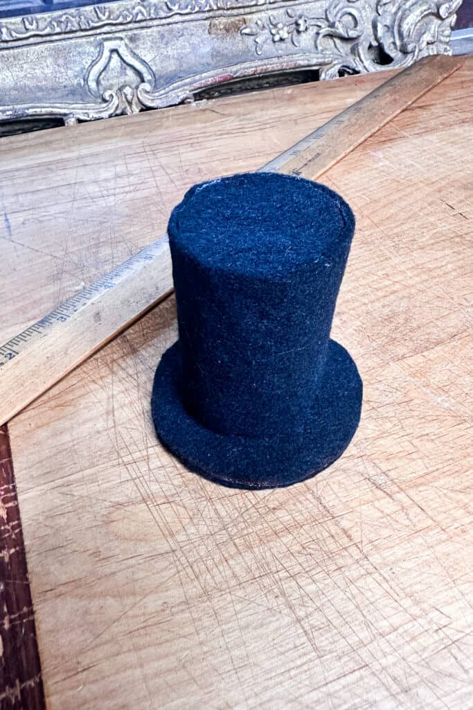 I finished a black felt top hat for Easter DIY napkin ring.
