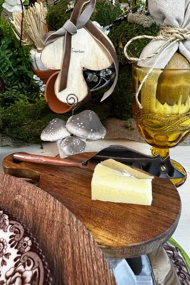 Wood tray with a cheese knife 