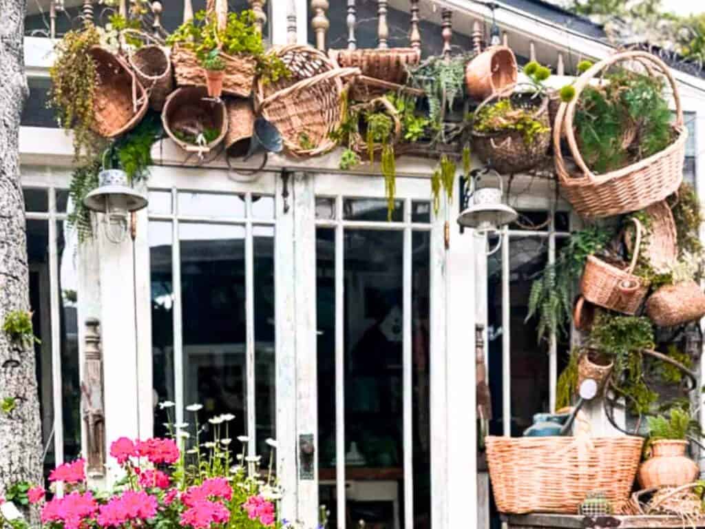 She shed featured images with basket decor arch.