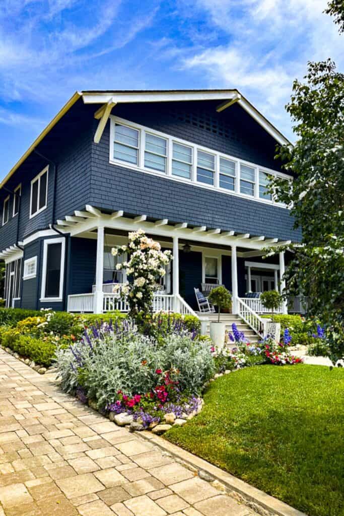 California backyard living- Exterior image of the house in blue Note by Benjamin Moore.