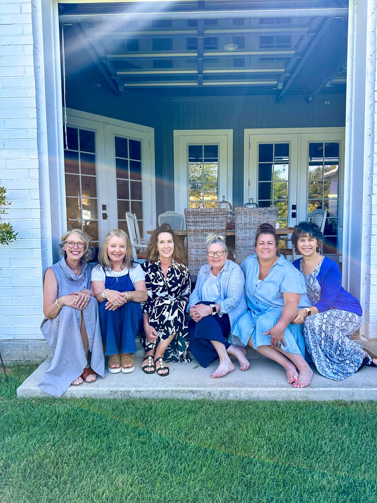 6 bloggers sitting in a backyard for a picture 