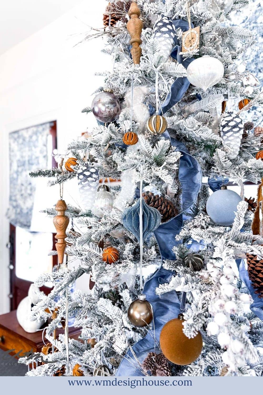 How to Decorate a Flocked Christmas Tree With Designer Tips, image size:1000x1500